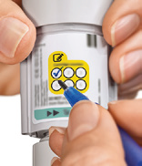 Inhalatorns etikett har en yta för att markera hur många behållare inhalatorn använts tillsammans med