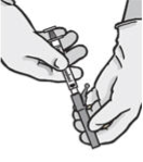 • Dra skyddshylsan rakt av nålen för att undvika att skada nålspetsen. 
