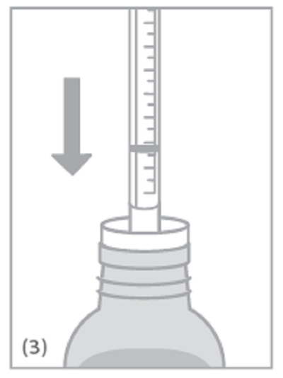 Tryck in doseringssprutans spets i adapterns öppning. Tryck sakta in kolven för att föra in luft i flaskan