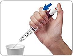 Tryck och håll injektionsknappen intryckt för att ta bort överflödig vätska