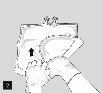Rulla påsen med båda händerna, börja med att öppna förseglingen som skiljer den övre kammaren från den nedre kammaren (fig. 2). 