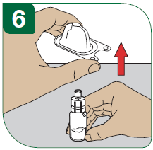 Håll i kanterna ordentligt, ta bort och kasta förpackningen och se till att adaptern finns kvar på injektionsflaskan.