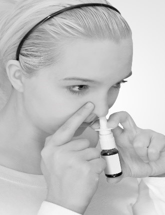 Stäng den andra näsborren med ditt finger, tryck snabbt ned en gång och andas samtidigt försiktigt in genom näsan 