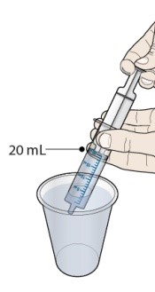 Fyll sprutan med 20 ml dricksvatten från dricksglaset eller koppen.
