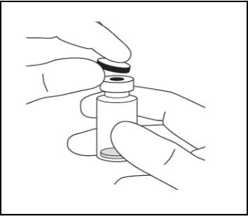 Bilden visar hur du tar bort plastlocket på injektionsflaskan