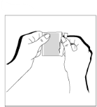 Varje plåster är individuellt förpackat i ett skyddande kuvert. Riv upp detta kuvert vid markeringen (använd inte sax då du kan skada plåstret) och tag ut plåstret. Fäst plåstret omedelbart efter att kuvertet har öppnats och skyddsfilmen tagits bort.