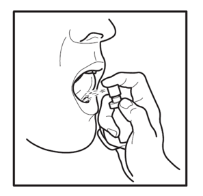 Rikta sprayhuvudet in under tungan eller mot insidan av kinden. 