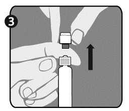 Lyft uppåt för att avlägsna locket (A) och dess anslutna grå sprutspetsskydd (B). Var noga med att inte vidröra den sterila sprutspetsen (C).