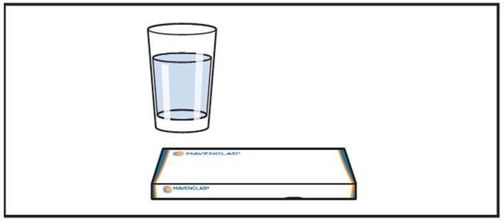 Förpackningen med Mavenclad och ett glas vatten