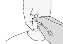 Nässpray mot näsa - intryckt med tummen