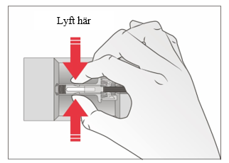 Greppa över nålskyddet för att lyfta ur den förfyllda sprutan från förpackningen.