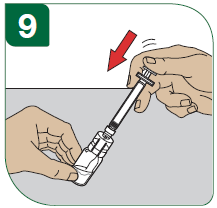 Håll den sammansatta sprutan och injektionsflaskan en aning snett. 