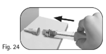 Figur 24 visar hur pennan hålls med en hand för att föra in nålen i det yttre nålskyddet