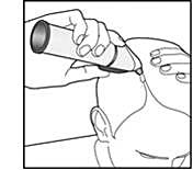 BIlden visar hur gelen appliceras i hårbotten med hjälp av applikatorn.