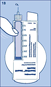 Håll din InnoLet så att nålen pekar uppåt och knacka lätt med ett finger på cylinderampullen några gånger så att eventuella luftbubblor samlas högst upp i cylinderampullen. En droppe insulin ska synas på nålens spets.