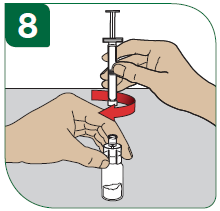Medan du håller í injektionsflaskan och adaptern ordentligt, skruva fast sprutan helt och hållet på adaptern.